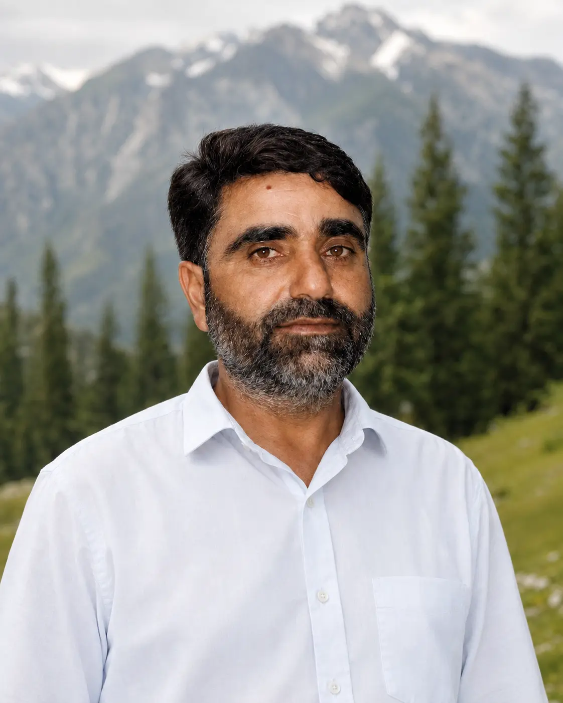 Rashid, the owner and driver of Snowline Tours & Travels, in Sonmarg